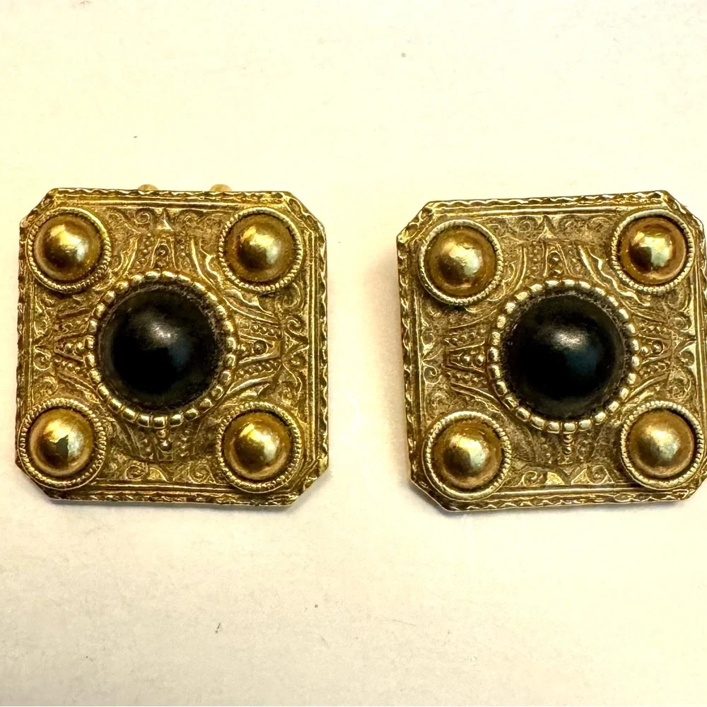 VINTAGE ETRUSCAN Earrings 1” Square Gold Tone Repousse Black onyx neoclassical